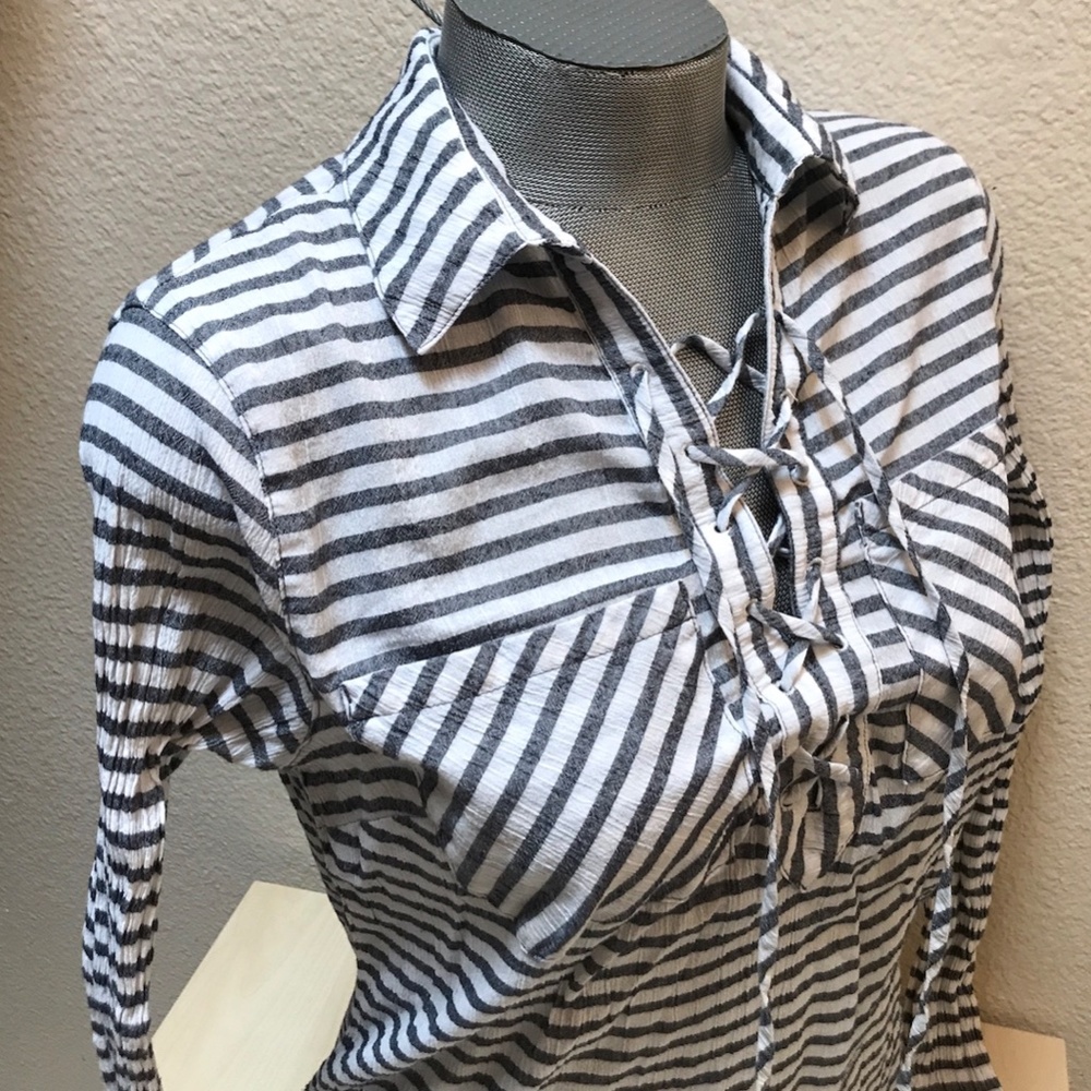 Mountain Hardwear Medium. Long Sleeve lightweight. Black & White Stripes - Picture 2 of 8